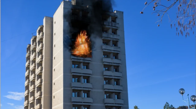 ভবনে আগুন।