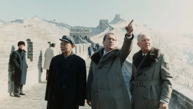 الرئيس الأمريكي السابق نيكسون (في الوسط) ووزير الخارجية ويليام روجرز (يمين) مع نائب رئيس الوزراء الصيني لي شيانيان (يسار) خلال زيارة إلى سور الصين العظيم عام 1972