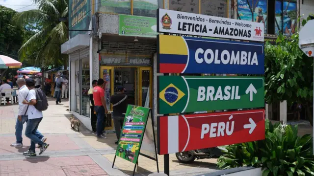 Placa de aviso da tríplice fronteira na cidade de Leticia, na Colômbia
