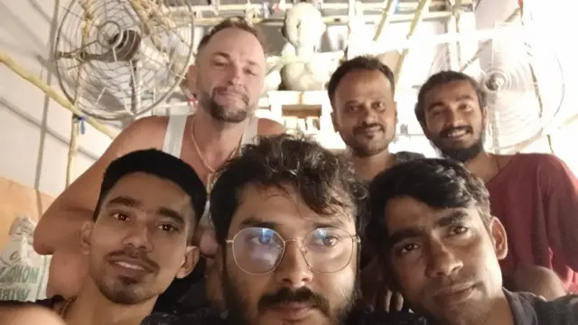  থমাস হেনরিয়ট ও তরুণ শিল্পী যারা ছবি এঁকেছেন।