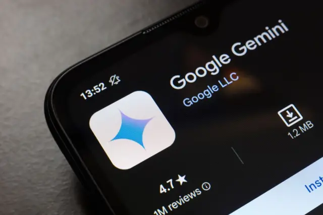 O logo do aplicativo Google Gemini aparece na tela de um smartphone 


