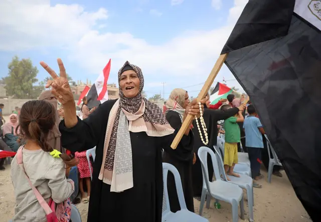 Les Palestiniens célèbrent l'accord de cessez-le-feu à Gaza à Deir El-Balah
