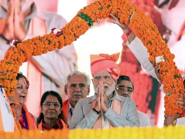 प्रधानमंत्री नरेंद्र मोदी, वसुंधरा राजे