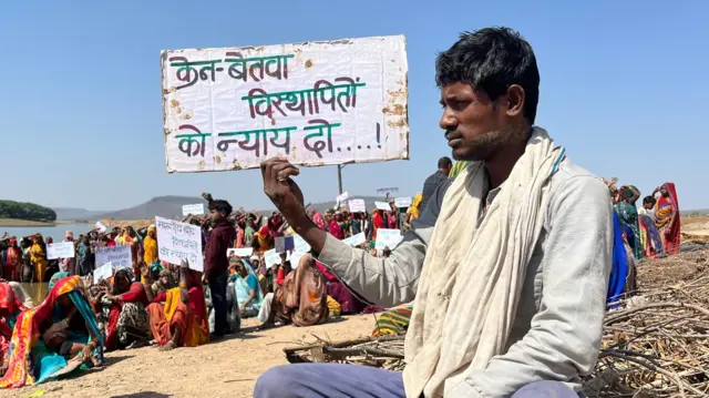 प्रदर्शन करते ग्रामीण