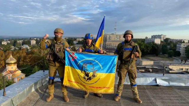 Українські військові на вулицях Куп'янська після його звільнення у вересні 2022 року