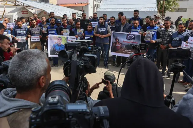 গাজায় এর আগেও সাংবাদিক হত্যার ঘটনা ঘটেছে। চলতি বছর মার্চে সাংবাদিক হুসাম শাবাত ও মুহাম্মদ মনসৌরের হত্যাকাণ্ডের পর ফিলিস্তিনি সাংবাদিকদের প্রতিবাদ।