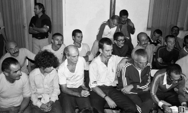 Grupo de reféns em imagem branco e preto