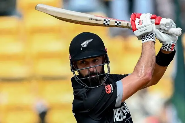 ඩැරල් මිචෙල් පන්දුවට පහර දෙන අයුරු