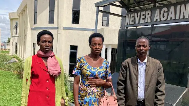 Bamwe mu barokokeye muri kiliziya ya Kiziguro, aha bari ni ku rwibutso rwa Kiziguro