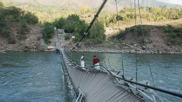 ২০০৫ সালের ৮ই অক্টোবরের ভূমিকম্পের পর ঝিলাম নদীর উপর ধসে পড়া সাসপেনশন ব্রিজ