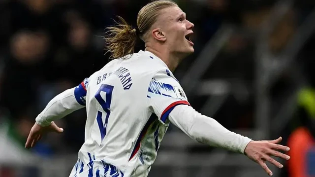9 numaralı formasıyla Norveçli milli futbolcu Erling Haaland gol sevinci yapıyor