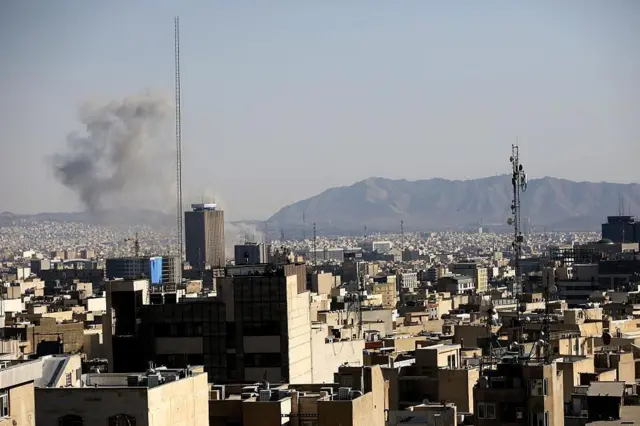 دخان يتصاعد من وسط المباني في طهران