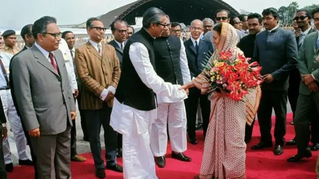 ढाका के तेजगांव हवाई अड्डे पर 19 मार्च, 1972 को इंदिरा गांधी को विदाई देते शेख़ मुजीब