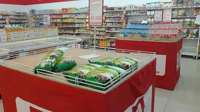 Kondisi beras premium di Alfamidi Bangka Raya, Jakarta Selatan pada Sabtu, 10 Februari 2024. Belakangan ini, beras premium dikabarkan mengalami kelangkaan di sejumlah ritel. 