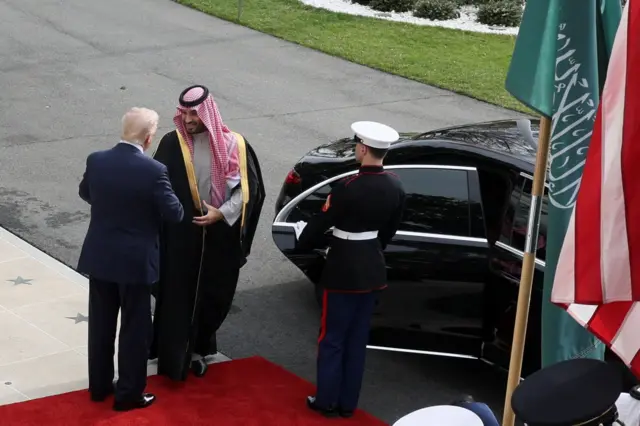 ټرمپ له سپینې ماڼۍ بهر د سعودي له ولیعهد محمد بن سلمان سره په لاس روغبړ وکړ