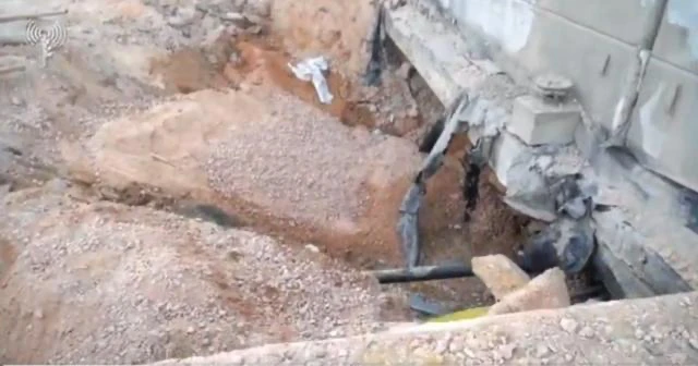 الأضرار التي لحقت بالمبنى الذي تضرر في الهجوم الإيراني. 