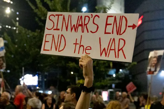 Израилде Синвардын өлүмүн жеңиш катары кабылдагандар көчөгө чыкты