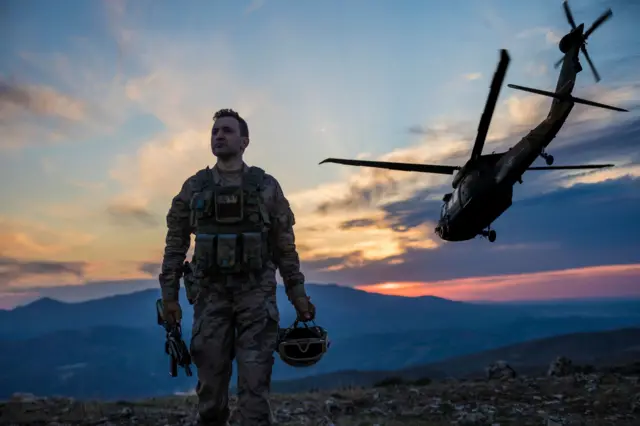 अमेरिकी सैनिक और हेलीकॉप्टर 