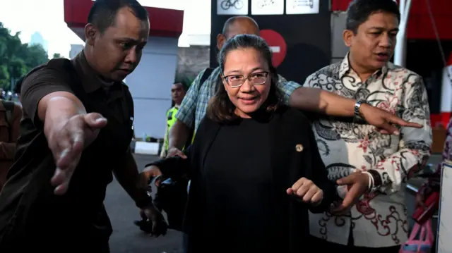 Mantan anggota Bawaslu, Agustiani Tio Fridelina (tengah), berjalan usai menjalani pemeriksaan di Gedung Merah Putih KPK, Jakarta, Rabu (8/1/2025).