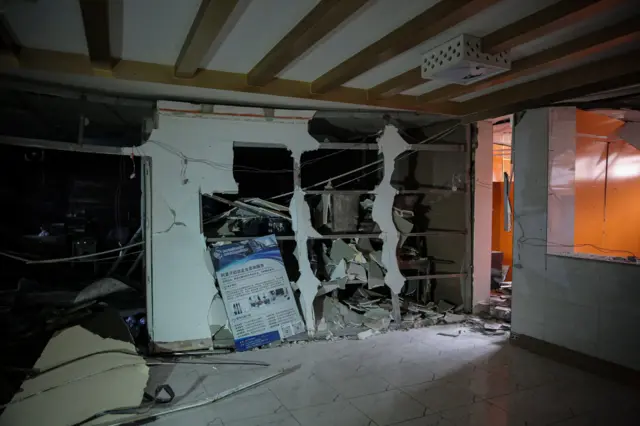 شیشههای ریخته و فضای تخریب شده رستورانت در کابل