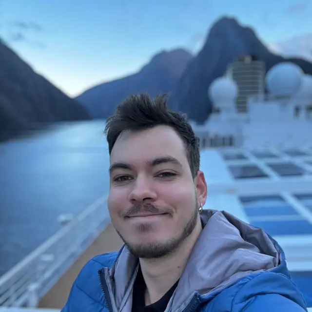 Músico sorrindo para selfie no convés de cruzeiro