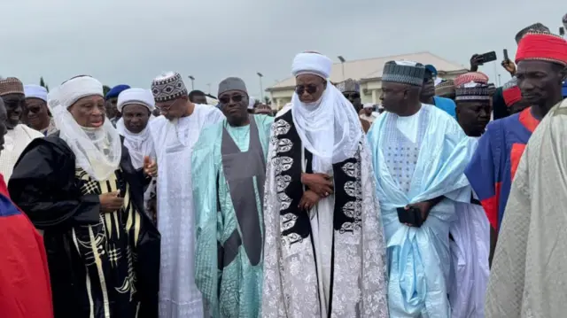 Wasu mutane sanye da kayan sarayta da manyan riguna