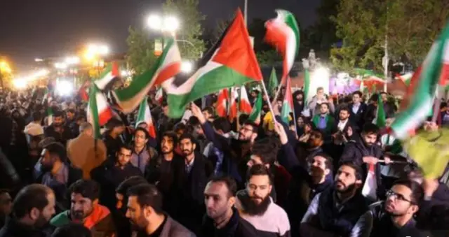 তেহরানের রাস্তায় মানুষের উল্লাস