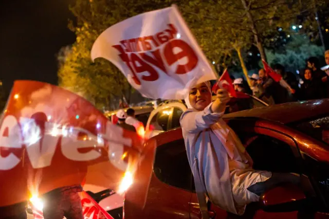 16 Nisan 2017'deki referandumunda Evet sonucu çıkması üzerine kutlama yapanlar 