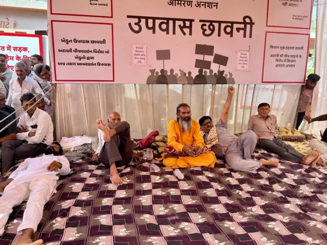 ઉપવાસ પર બેસેલા ખેડૂતો