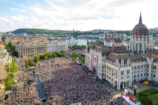 pristalice tise ispred parlamenta u mađarskoj