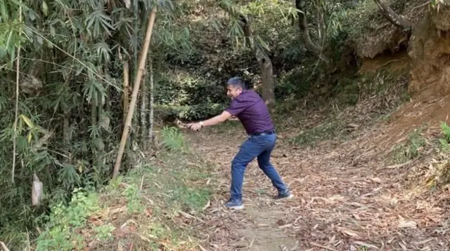 बाँदरले हैरान पारेपछि किसानहरू गुलेली प्रयोग गरेर बाँदर धपाउँछन् 