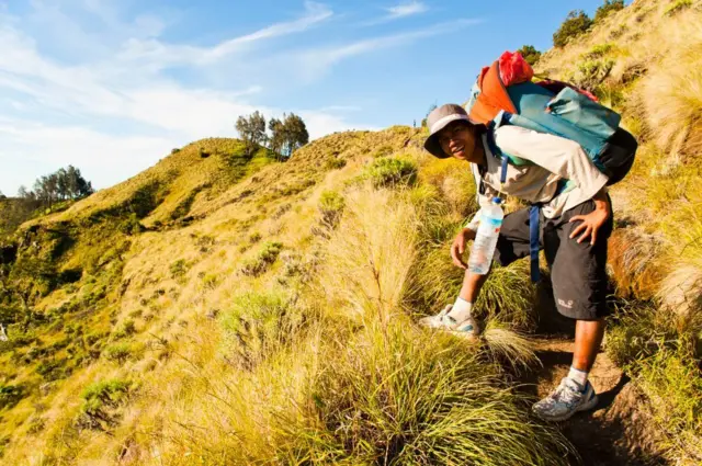 Seorang pemandu berpose dalam pendakian Gunung Rinjani.