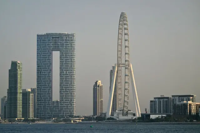 На фотографии, сделанной 12 сентября 2024 года в Дубае, изображены курорт Address Beach Resort и колесо обозрения Ain Dubai
