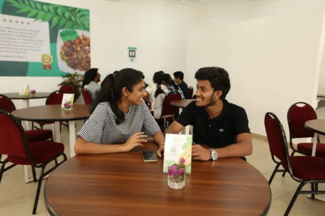 The Kioks ආරම්භ වන්නේ, 2023 වසරේ ජනවාරි මස 9 වන දා ය. එහි වාර්ෂික තිරසර කාර්ය සාධන වාර්තාව අනුව, The Kioks යනු, 'Hummingbird' නමැති ව්‍යාපෘතිය යටතේ කෘෂිකර්ම පීඨයේ 92/93 කණ්ඩායම විසින් අරමුදල් සපයා එම පීඨය තුළ ක්‍රියාත්මක කරන ලද පළමු ව්‍යාපෘතිය වේ. ඒ සම්බන්ධ මූලික සාකච්ඡා ඇරඹෙන්නේ 2022 වසරේ ජූනි මාසයේදී ය.