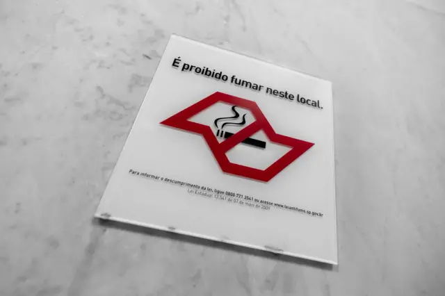 Placa da Lei Antifumo do Estado de São Paulo afixada em parede de mármore