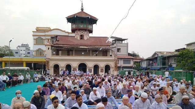 ပြန်ဆောက်ခွင့်မရသေးတဲ့ ဗလီတွေရှေ့မှာပဲ ဝတ်ပြုကြရ