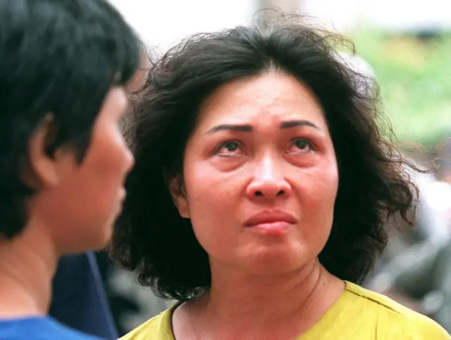 Seorang pemilik toko etnis Tionghoa menangis melihat tokonya yang terbakar pada 16 Mei 1998 di sebuah pusat perbelanjaan di Glodok, Jakarta