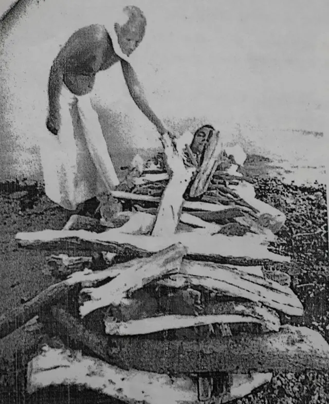 Rajaram Modi, baba yake Niraj Modi, pia alionekana kwenye picha karibu na pyre