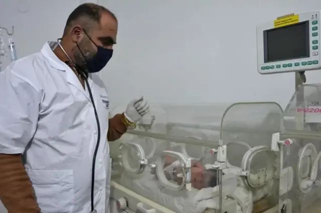 Le bébé sauvé des décombres sous surveillance.