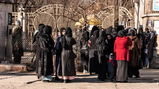 منع حضور دانشجویان و استادان زن در دانشگاهها، آنها با در بسته دانشگاه کابل روبرو شدند