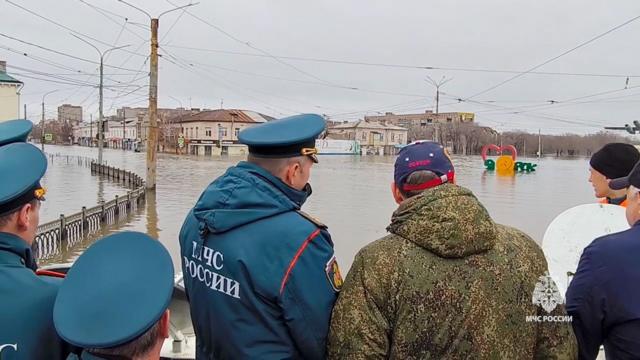 Head of the Ministry of Emergency Situations of Russia Alexander Kurenkov and Governor of the Orenburg Region Denis Pasler during the evacuation of residents in the Leninsky district