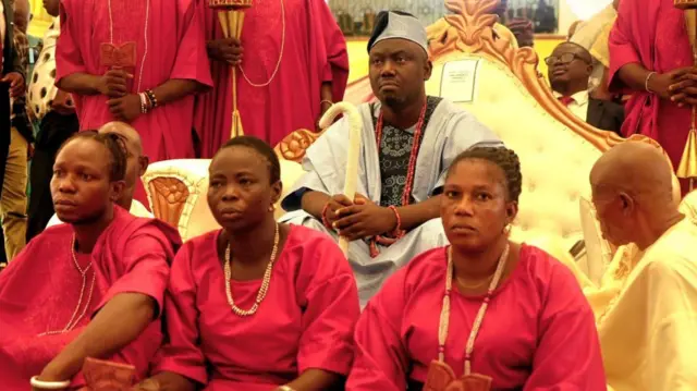 Alaafin Owoade joko laarin awọn ẹmẹ̀wà rẹ 