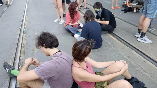 Људи седе на улици