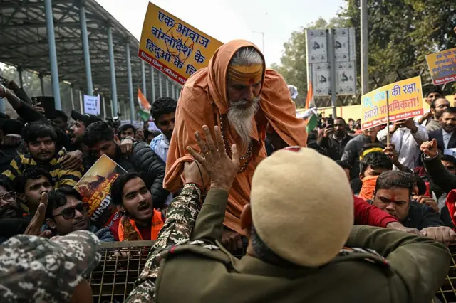 দিল্লিতে বিক্ষোভকারীরা ব্যারিকেড ডিঙিয়ে এগিয়ে যাওয়ার চেষ্টা করে, এসময় পুলিশ বাধা দেয় 