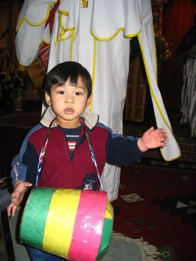 “ዮሐንስ የሶስት ዓመት ልጅ እያለ [አባቱ] ትንሽ ከበሮ ሰርቶለት ሁልጊዜ ከፊት ቆሞ ይዘምር ነበር”