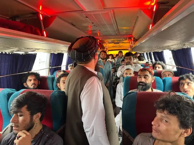 افغان‌های آزاد شده از زندان‌های کراچی در حال بازگشت به کشور