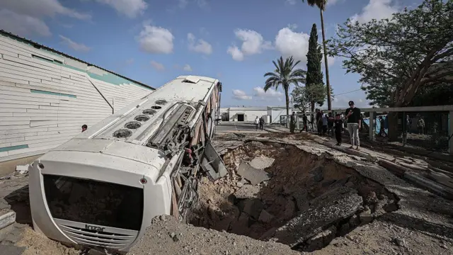 حافلة مدمرة إثر غارة جوية إسرائيلية أمام مستشفى غزة الأوروبي شرق خان يونس، جنوب غزة، الصورة التقطت نهاراً.