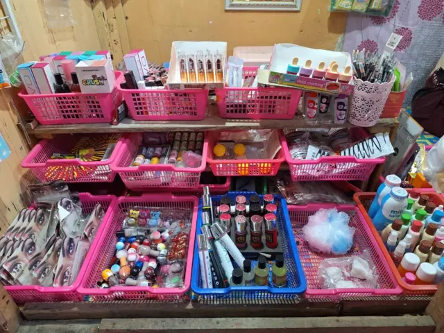 Sejumlah kosmetik dan peralatannya dijual di pasar tradisional di Makassar, Sulawesi Selatan, Kamis (02/04).