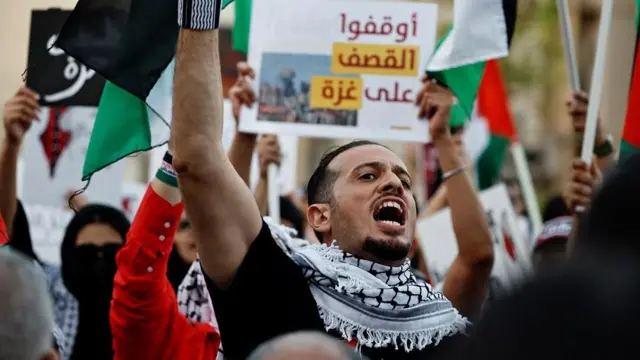 बहरीन में इसराइल के ख़िलाफ़ प्रदर्शन करता एक शख़्स