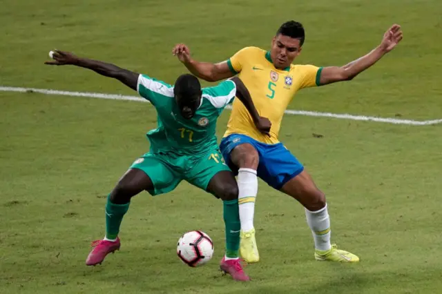 Pape Alioune Ndiaye (Sénégal) au duel avec Casemiro (Brésil) lors du match amical international entre le Brésil et le Sénégal au Stade national de Singapour le 10 octobre 2019 à Singapour.